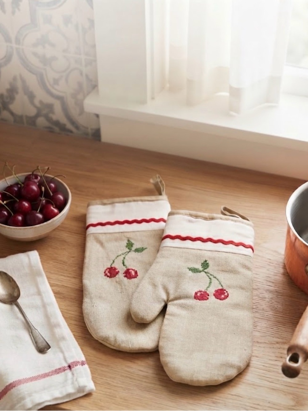 GRASSLANDS ROAD Cherry Oven Mitts Set Cottagecore Kitchen Decor NWOT Retro